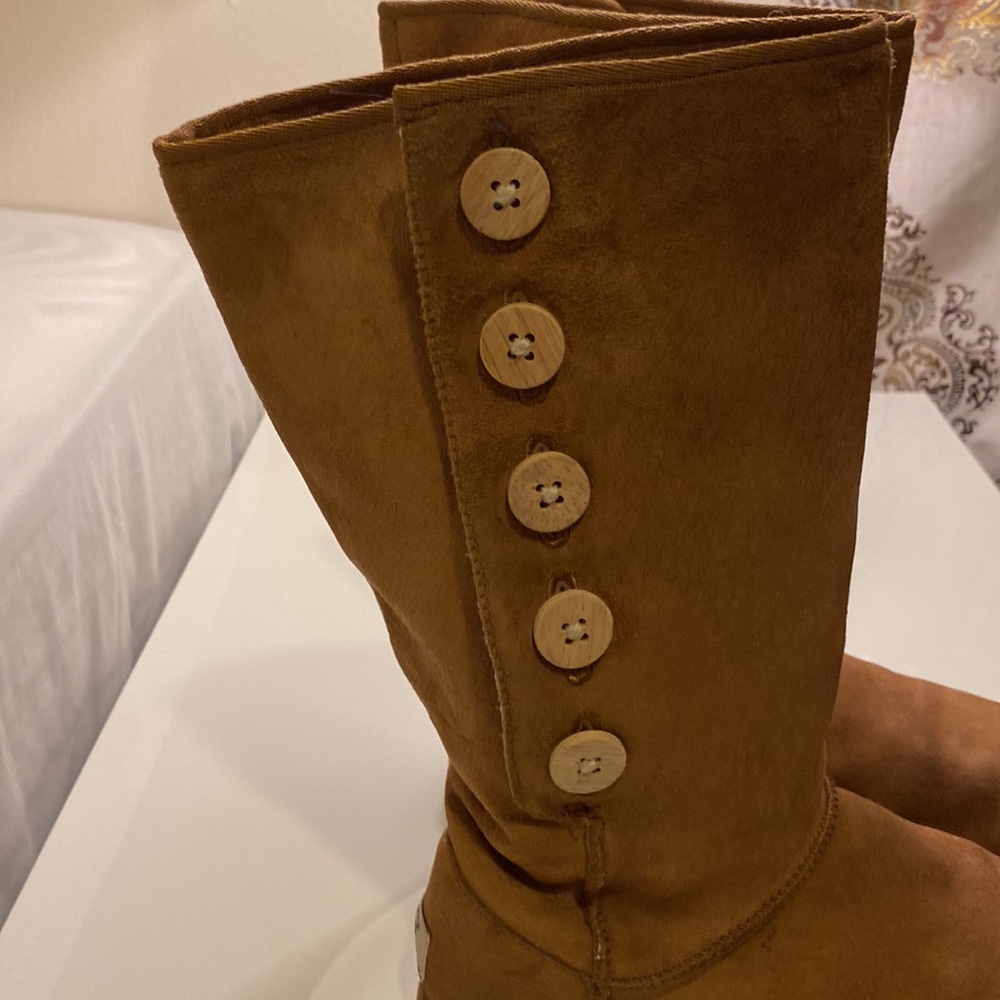 UGG AUSTRALIA WOMEN’S 3387 LO PRO BUTTON fold over shestnut boots size 8 - Picture 3 of 14